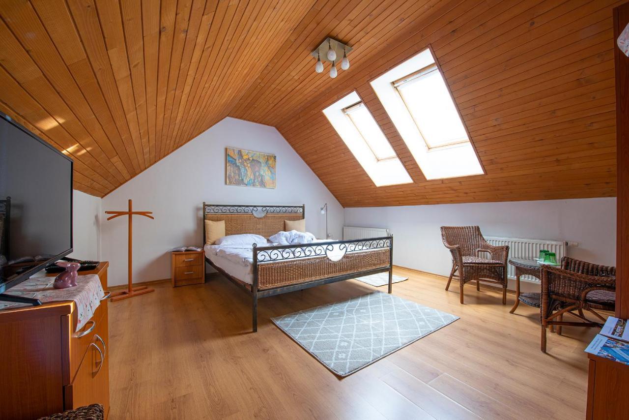ホテル Penzion Familia ポプラト エクステリア 写真