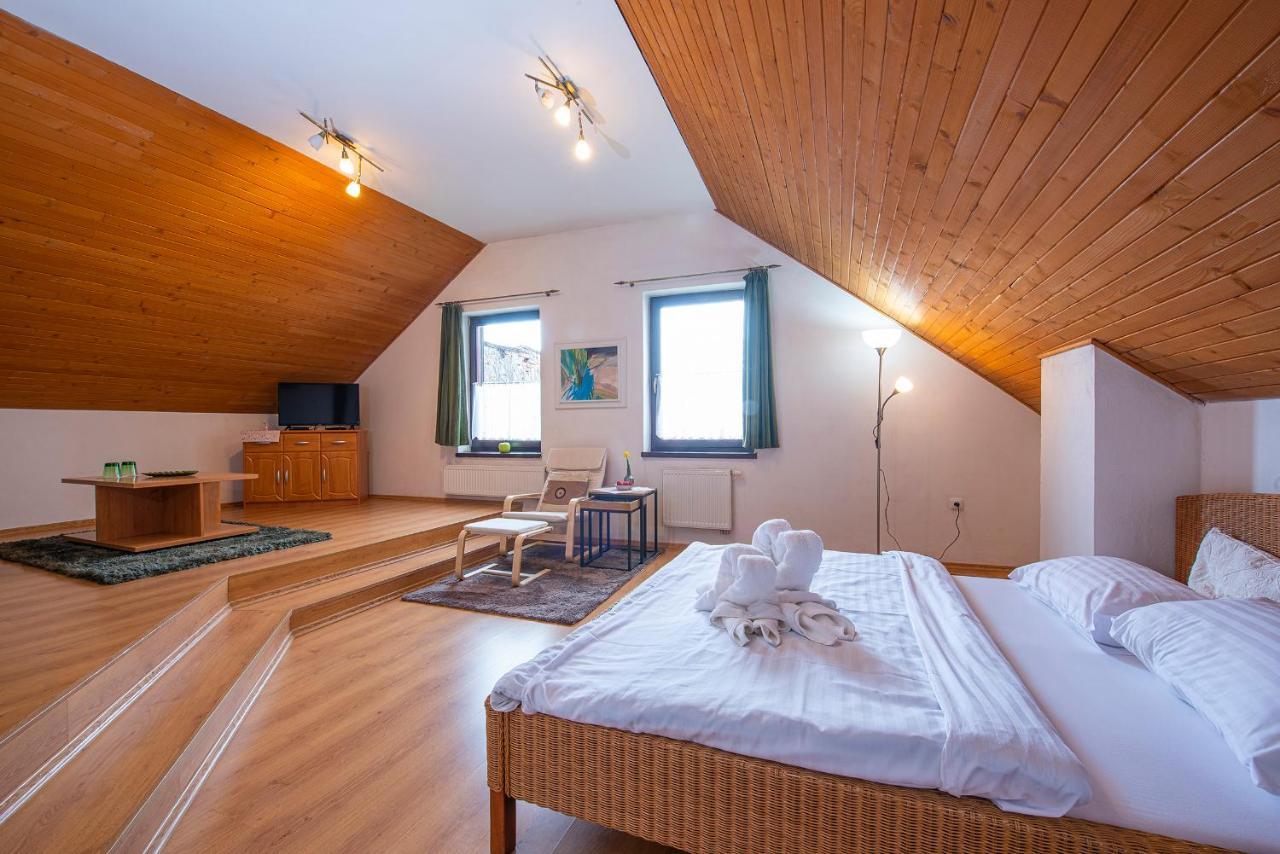 ホテル Penzion Familia ポプラト エクステリア 写真